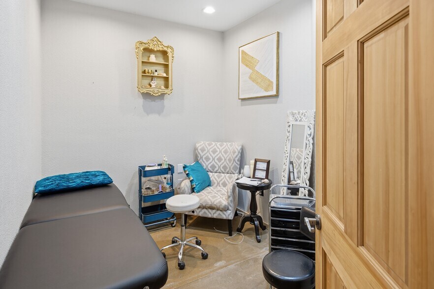 More Photos Of 249 NW 6th St, Redmond Storefront Retail Office For Lease