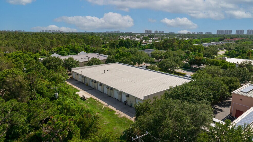 More Photos Of 1076 Business Ln, Naples Showroom For Lease