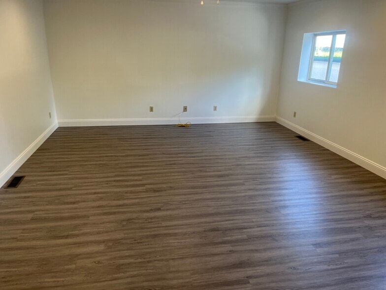 More Photos Of 846 State Highway AT, Villa Ridge Warehouse For Lease