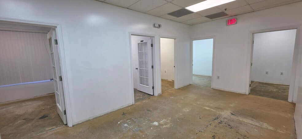 More Photos Of 7810 Kingspointe Pky, Orlando Warehouse For Lease