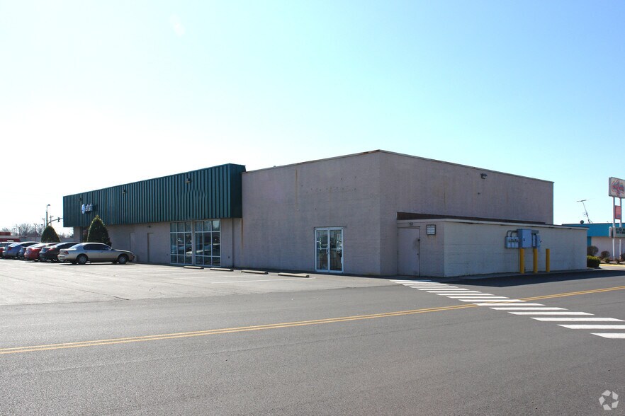 More Photos Of 709 E Lewis And Clark Pky, Clarksville Freestanding For Sale