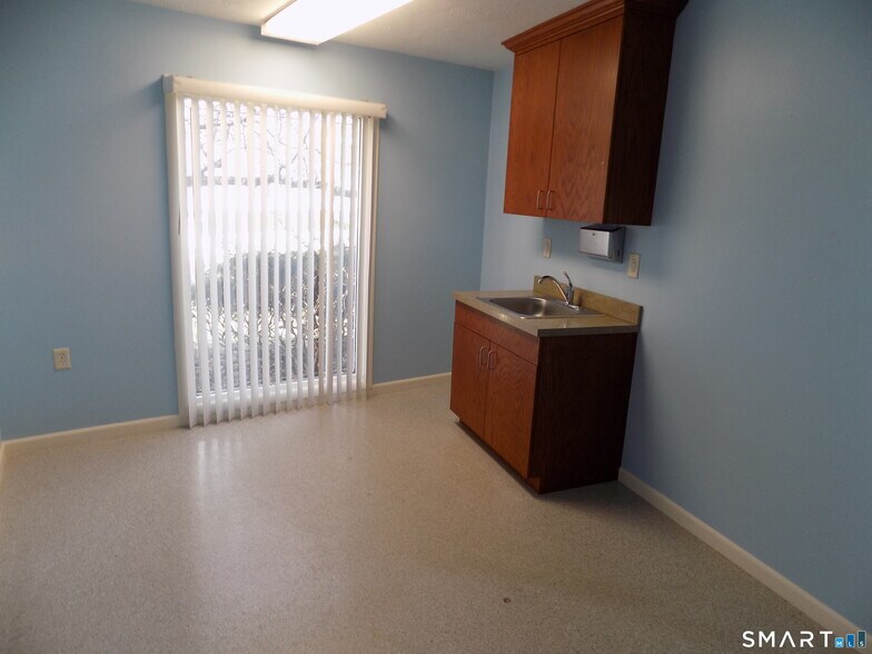 More Photos Of 85 Beleden Gardens Dr, Bristol Medical For Sale