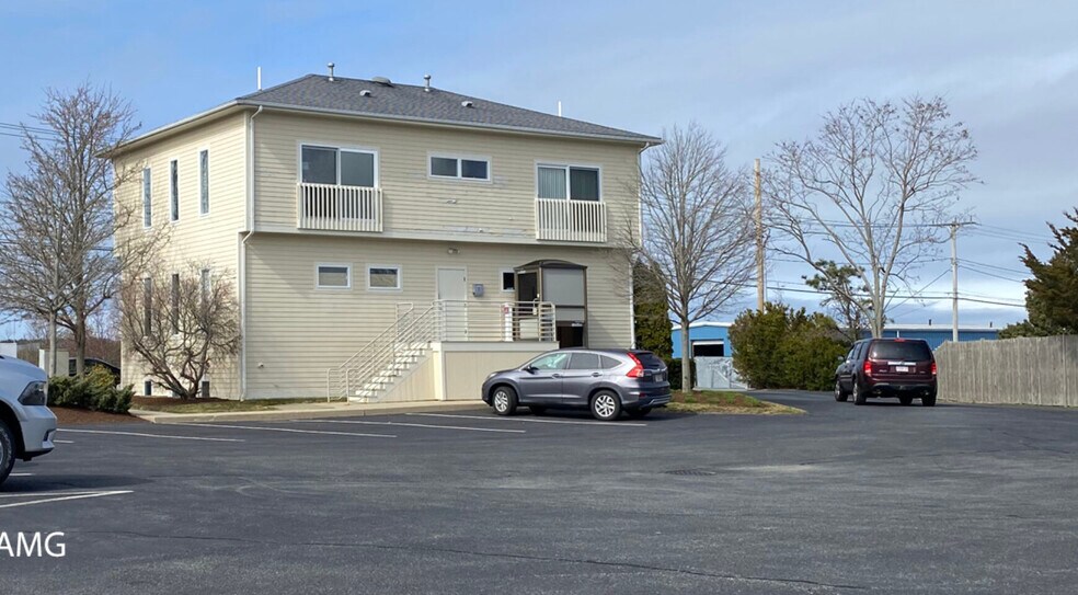 More Photos Of 129 Airport Rd, Hyannis Loft Creative Space For Lease