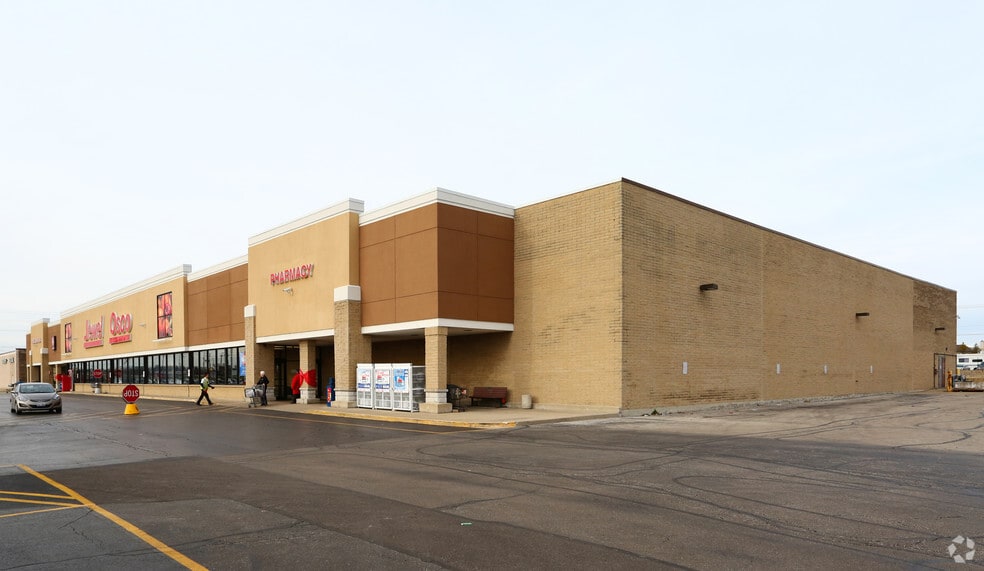 More Photos Of 818-900 E Rollins Rd, Round Lake Unknown For Lease