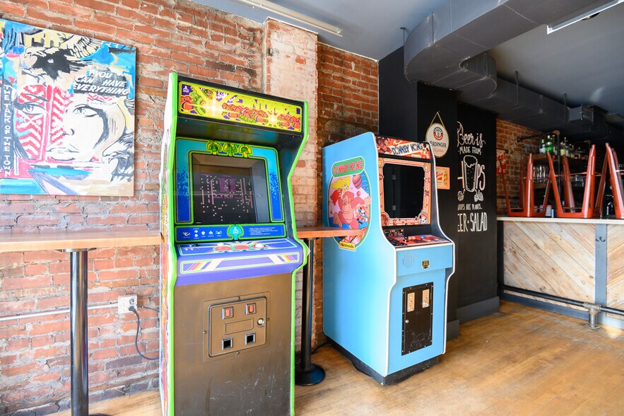 More Photos Of 207 Ottawa St N, Hamilton Storefront For Sale