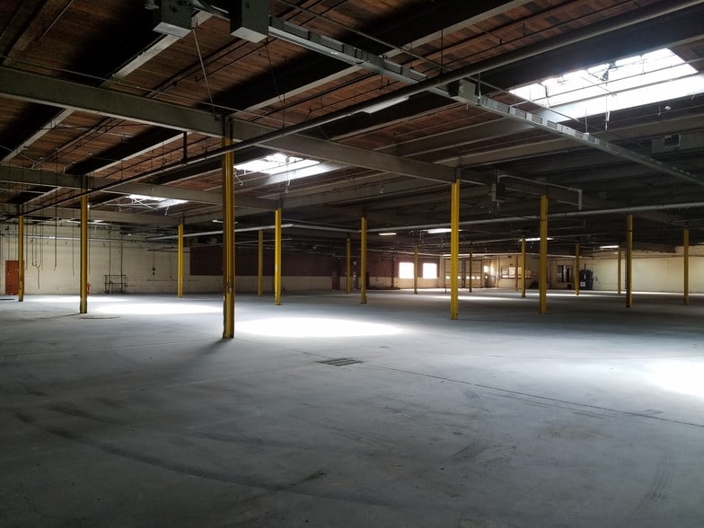 More Photos Of 1661 W Hill St, Louisville Manufacturing For Lease