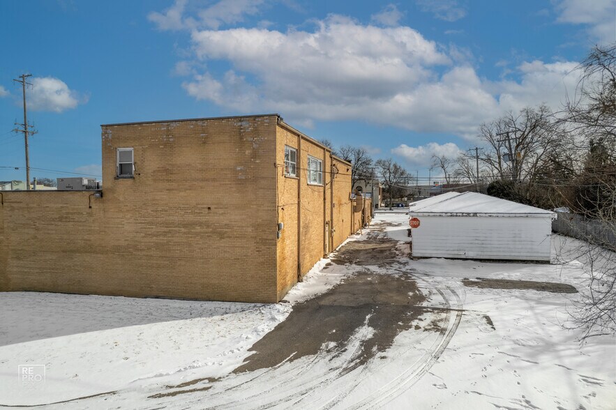 More Photos Of 1720-1724 N Rand Rd, Palatine Freestanding For Sale