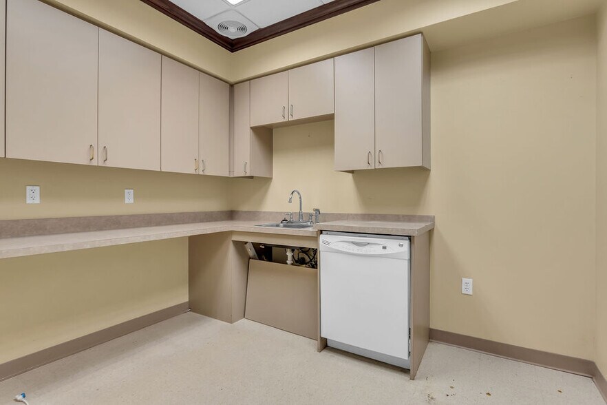 More Photos Of 5800 W Northwest Hwy, Dallas Office For Sale