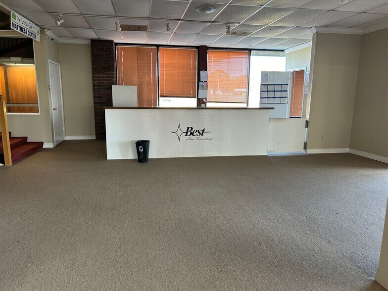 More Photos Of 60 Macarthur Dr, Alexandria Freestanding For Lease