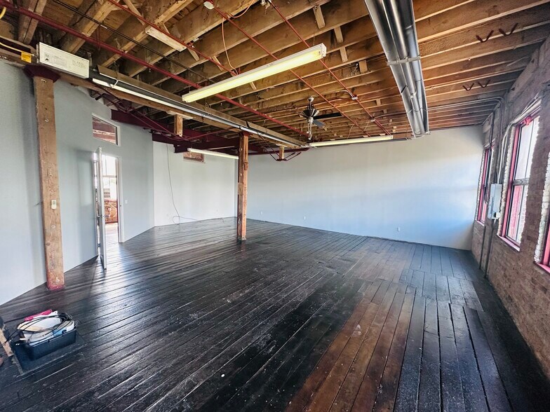 More Photos Of 300-306 W Front St, Harvard Warehouse For Lease