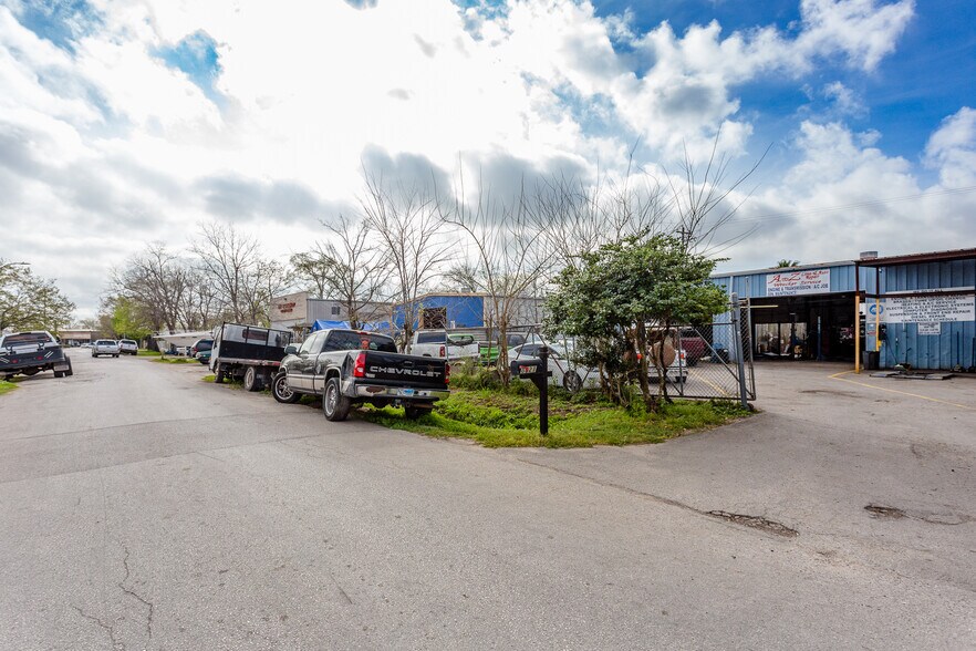 More Photos Of 8921 Daffodil Ave, Houston Auto Repair For Lease