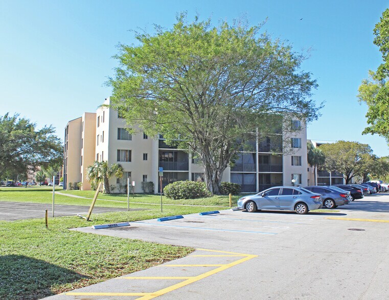 More Photos Of 2725 Somerset Dr, Lauderdale Lakes Apartments For Sale