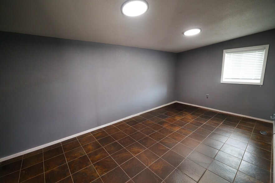 More Photos Of 415 Topeka Ave, Justin Warehouse For Sale