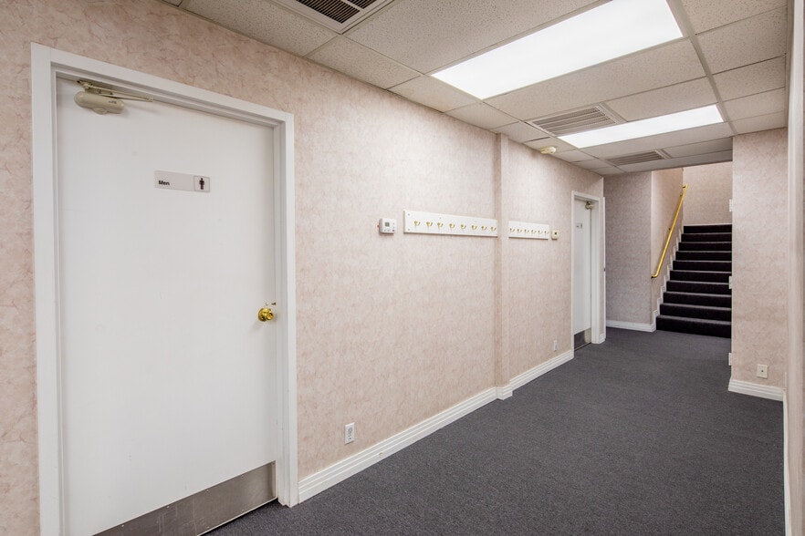 More Photos Of 844 E Sahara Ave, Las Vegas Loft Creative Space For Lease