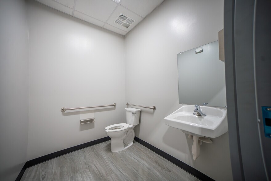 More Photos Of 11201 49th St N, Clearwater Unknown For Lease