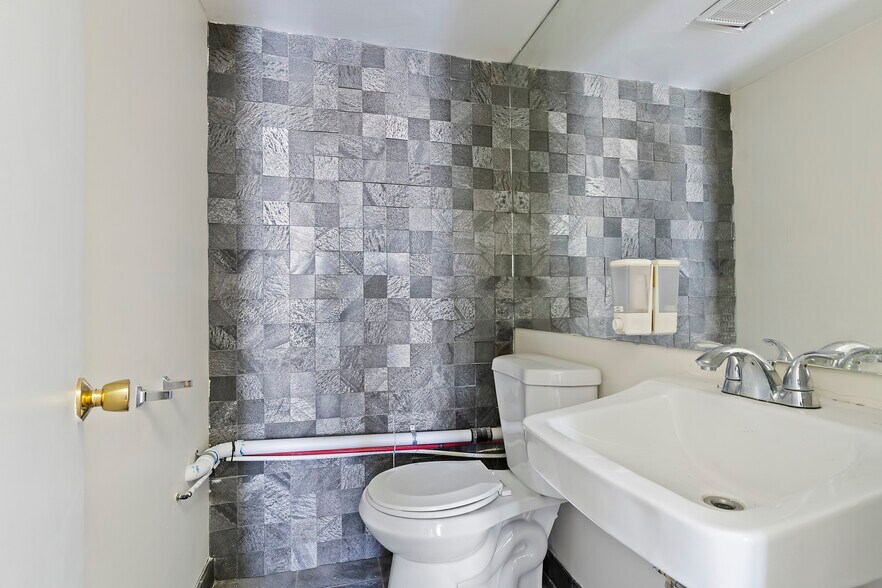 More Photos Of 2330 S Main St, Salt Lake City Office For Lease