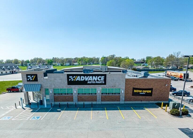 Primary Photo Of 1114 S Main St, Maryville Freestanding For Sale