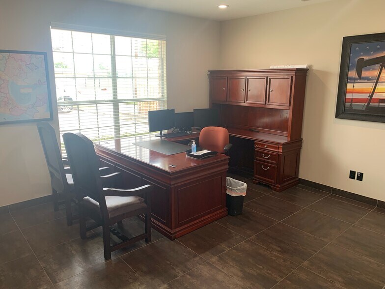 More Photos Of 2920 Inwood Rd, Dallas Office For Sale