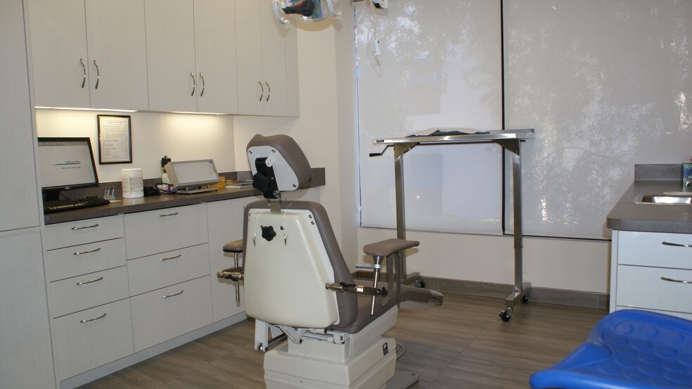More Photos Of 24013 Ventura Blvd, Calabasas Medical For Lease