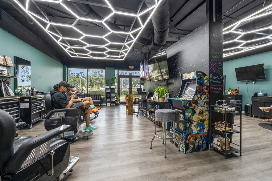 More Photos Of 23 Royal Palm Pointe, Vero Beach Restaurant For Sale