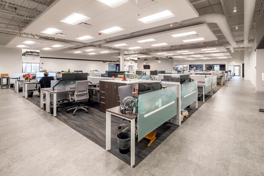 More Photos Of 1300-1320 Plum Grove Rd, Schaumburg Light Manufacturing For Lease