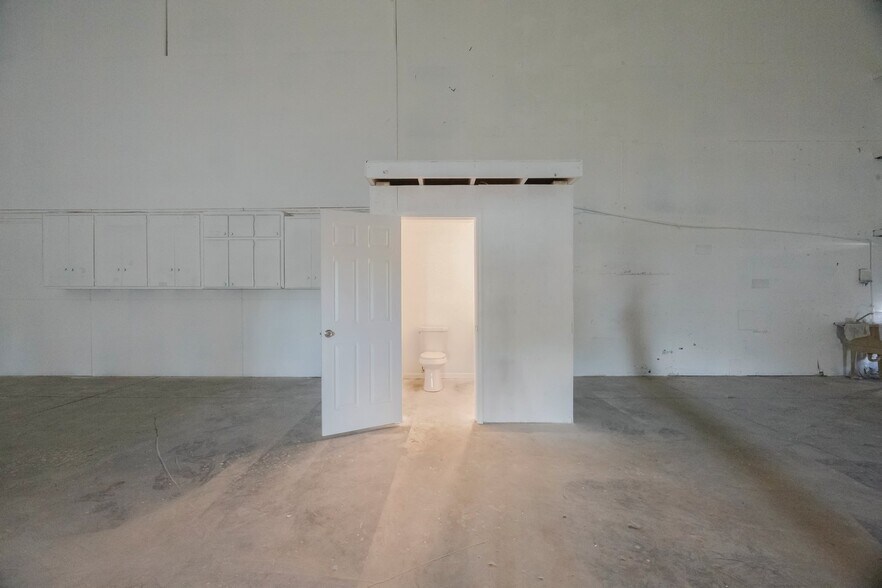 More Photos Of 9161 131st Pl N, Largo Warehouse For Lease