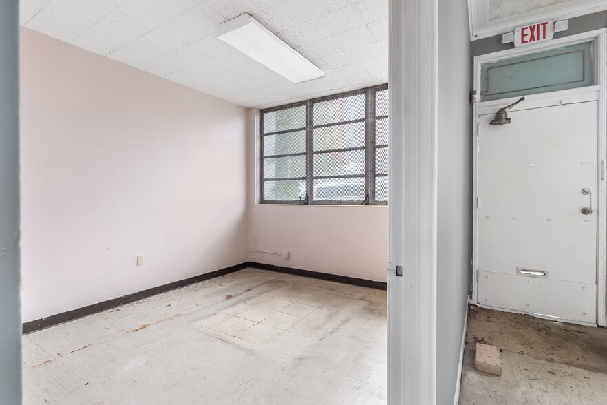 More Photos Of 775 NW 21st St, Miami Service For Sale