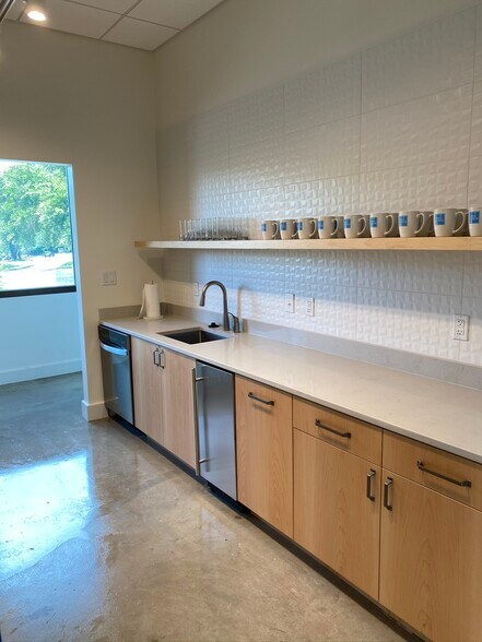 More Photos Of 656 Ellis Oak Dr, Charleston Office For Lease