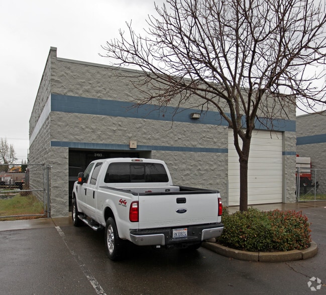More Photos Of 3193 Fitzgerald Rd, Rancho Cordova Warehouse For Lease