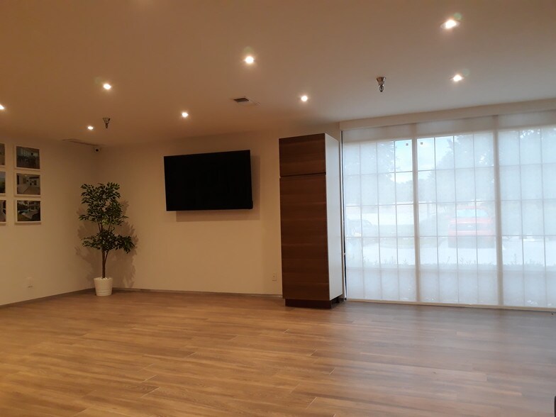 More Photos Of 3965 Investment Ln, West Palm Beach Showroom For Lease