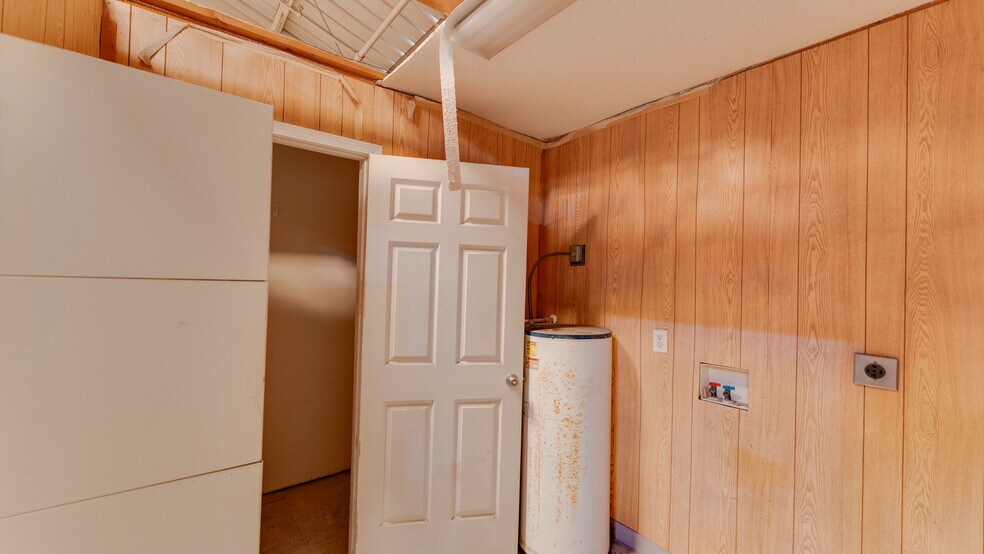 More Photos Of 510 N Walker St, Quitman Light Manufacturing For Sale