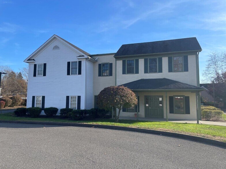 More Photos Of 828 Federal Rd, Brookfield Office For Lease