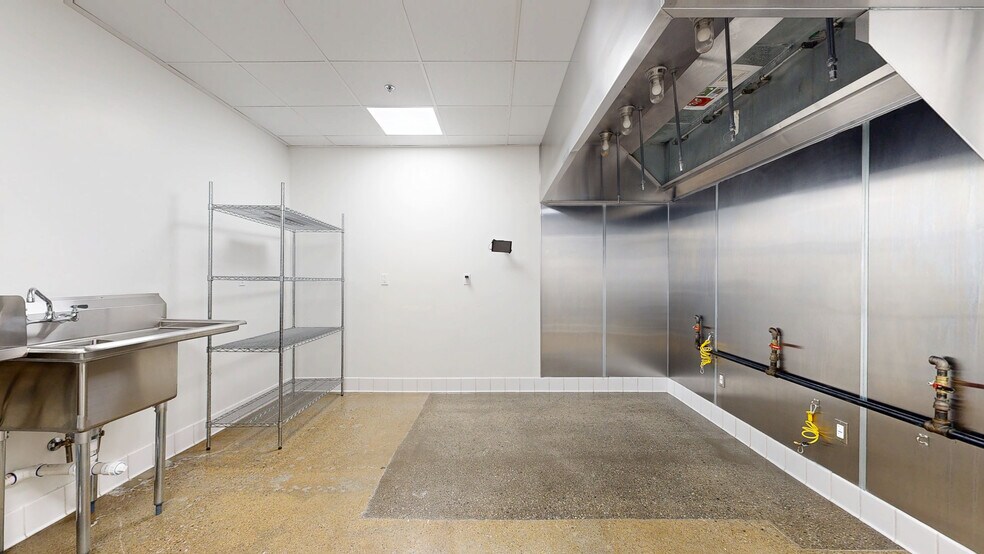 Primary Photo Of 14435 Victory Blvd, Van Nuys Health Club For Lease