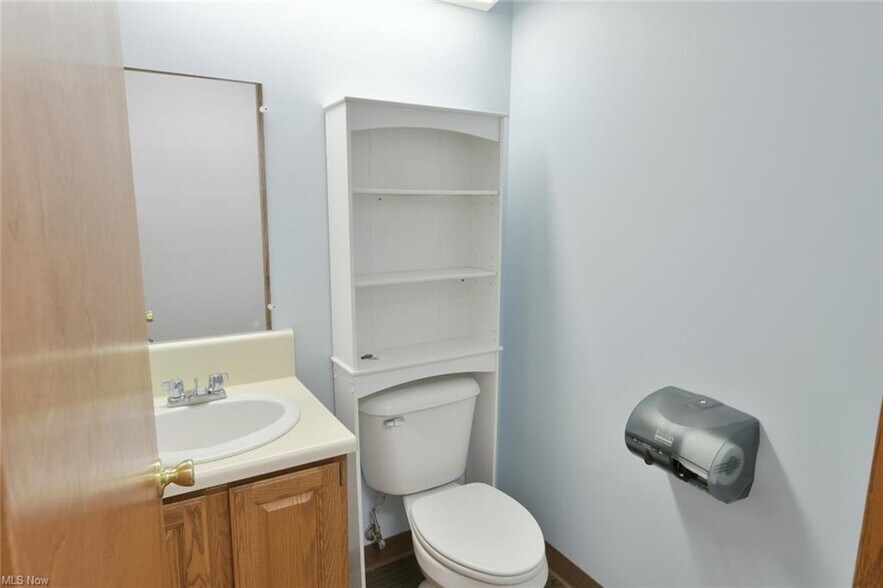 More Photos Of 151 S Kennebec Ave, Mcconnelsville Office For Lease