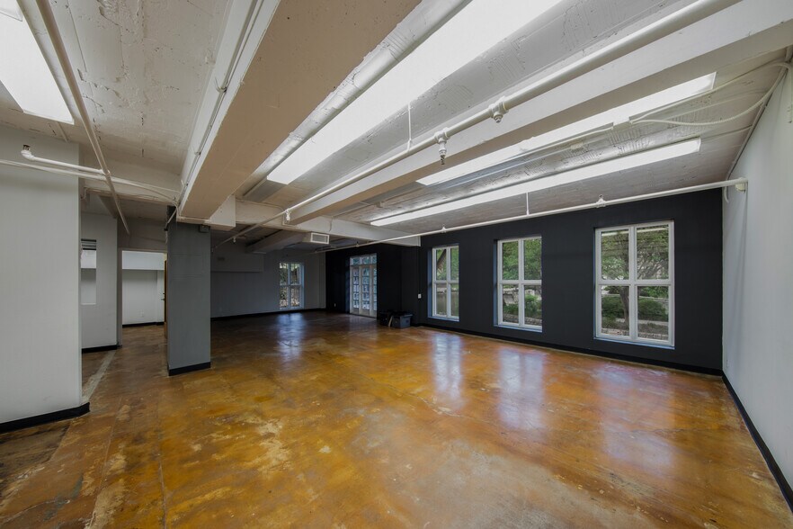 More Photos Of 454 Soledad St, San Antonio Office For Lease