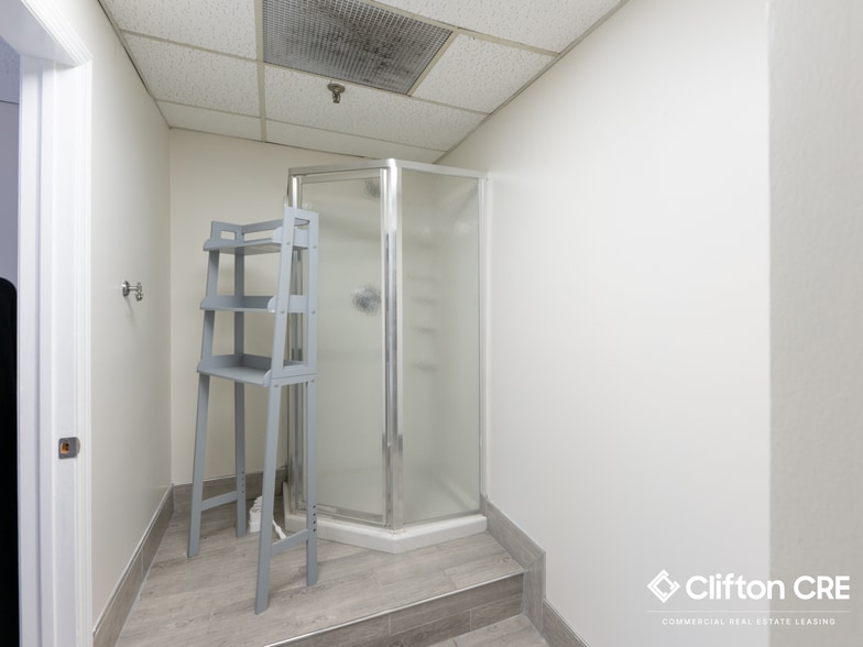 More Photos Of 207-235 Clifton Blvd, Clifton Warehouse For Lease