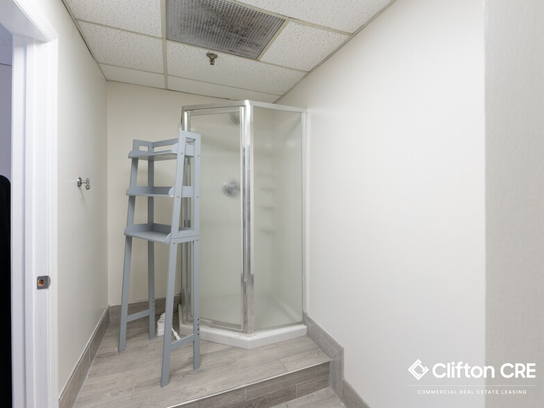 More Photos Of 207-235 Clifton Blvd, Clifton Warehouse For Lease