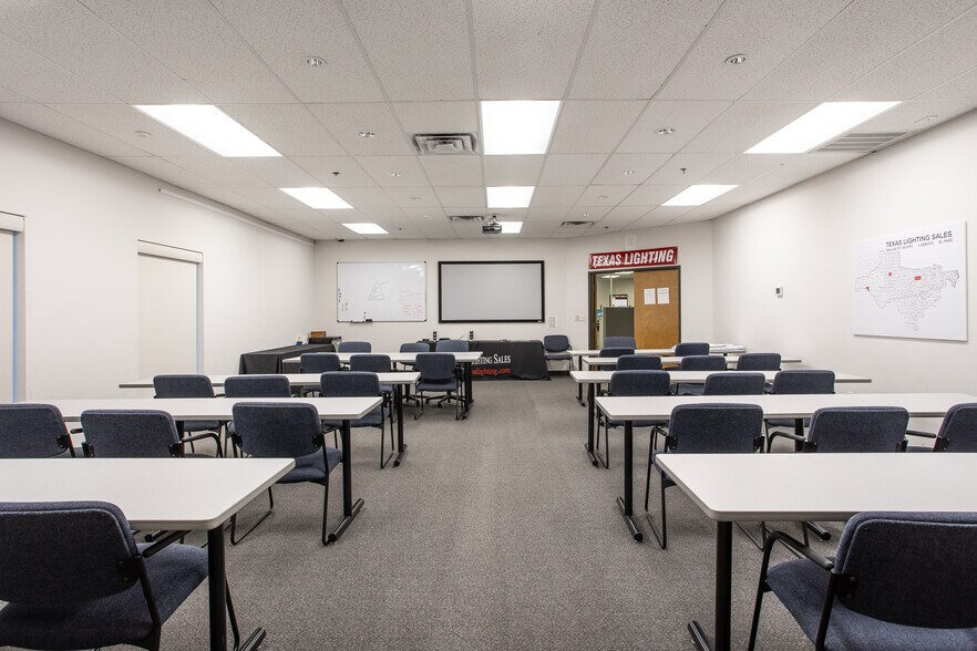 More Photos Of 831 W Euless Blvd, Euless Office For Lease