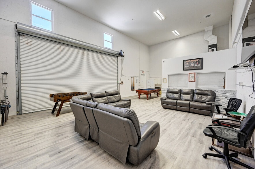 More Photos Of 350 W Pine St, Lantana Dormitory For Sale