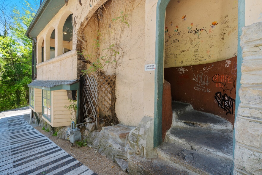 More Photos Of 10 Mountain St, Eureka Springs Restaurant For Sale