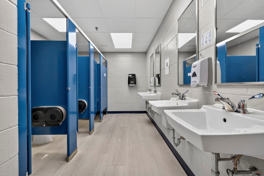 More Photos Of 645 Harvey Rd, Manchester Showroom For Lease