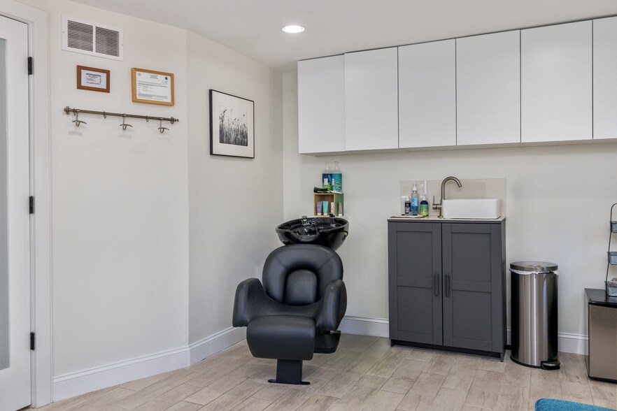 More Photos Of 712 Main St, Hyannis Storefront Retail Office For Sale