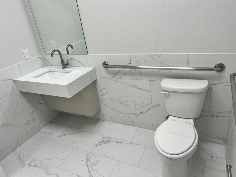 More Photos Of 16702 House Hahl Rd, Cypress Medical For Lease