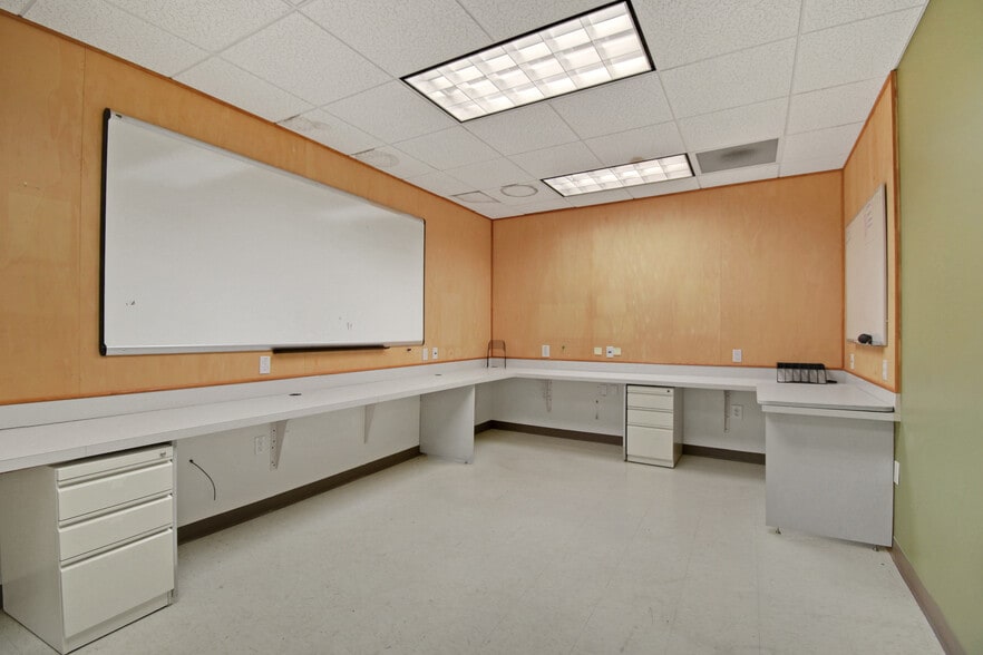 More Photos Of 9512 Sunbeam Center Dr, Jacksonville Office For Lease