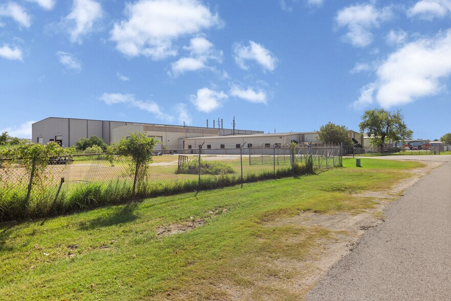 More Photos Of 9834 Windmill Park Ln, Houston Warehouse For Sale