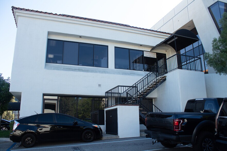 More Photos Of 24011 Ventura Blvd, Calabasas Medical For Lease