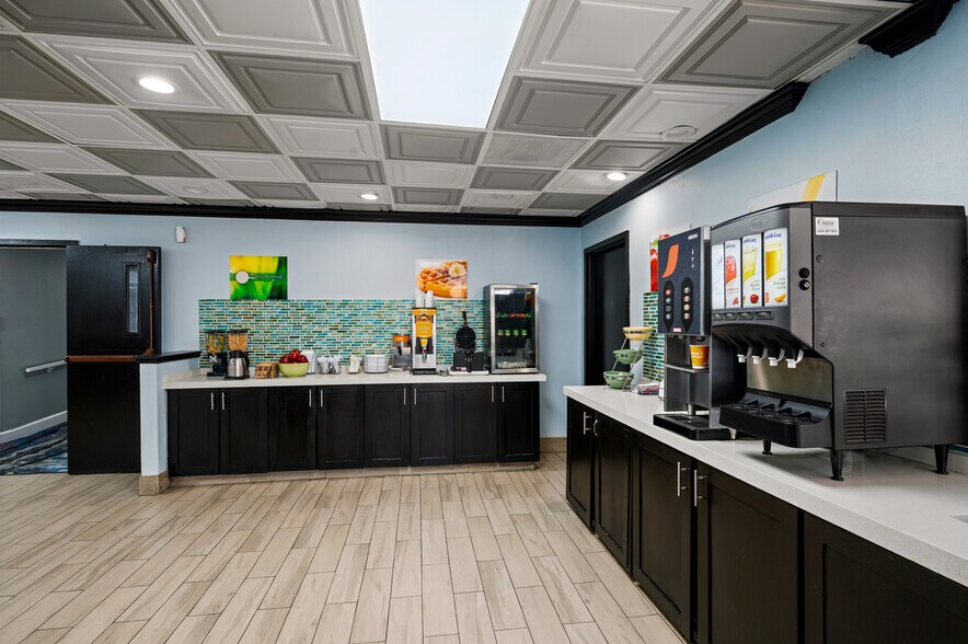 More Photos Of 500 W 29th St, North Little Rock Hotel For Sale
