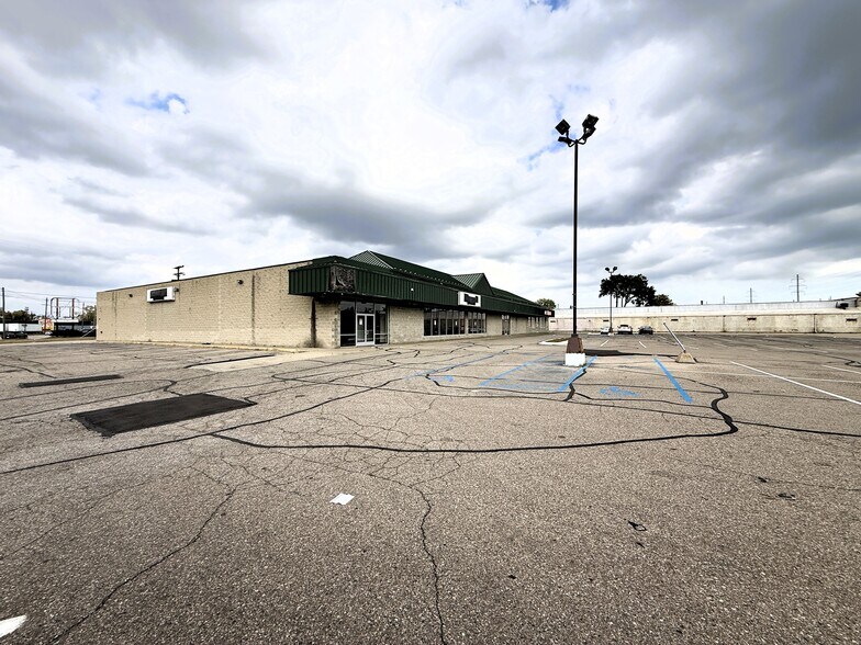 More Photos Of 11811 E 8 Mile Rd, Warren General Retail For Lease