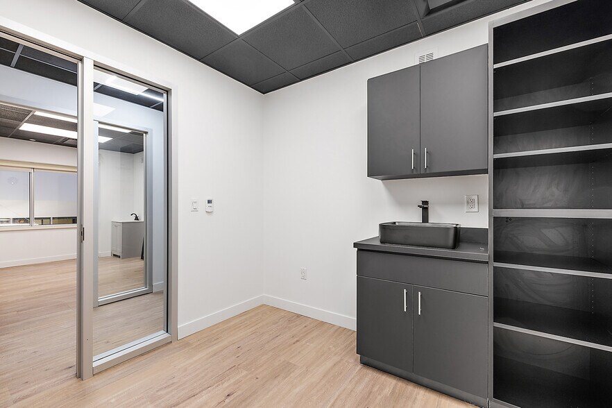 More Photos Of 801-803 W Big Beaver Rd, Troy Office For Lease