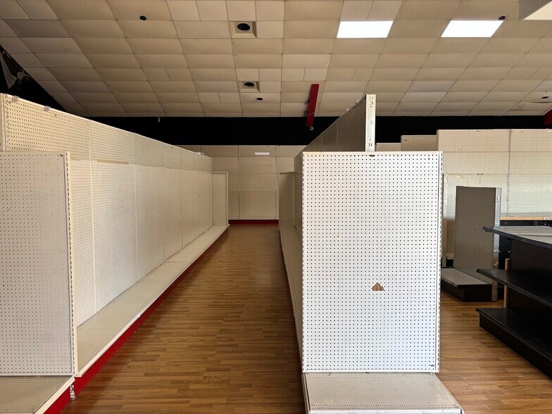 More Photos Of 311 S Range Ave, Denham Springs General Retail For Lease